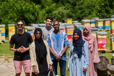 Çeşitli genç arkadaşlar ve girişimciler kırsal kesimin doğal ortamında küçük bal üretim şirketlerini araştırıyorlar.