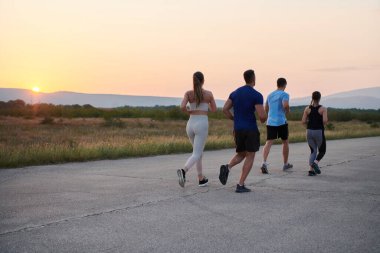 Çeşitli koşuculardan oluşan bir grup, yaklaşan bir yarışma için, gün batımının nefes kesen arka planına karşı birlikte antrenman yaparken, birbirlerinde motivasyon ve ilham buluyor.. 