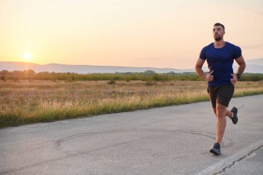 Yüksek motivasyona sahip bir maraton koşucusu, hedeflerine ulaşmak için yanıp tutuşan arzusuyla yaklaşan yarışı için amansız bir şekilde antrenman yaparken kararlılığını sergiliyor.. 