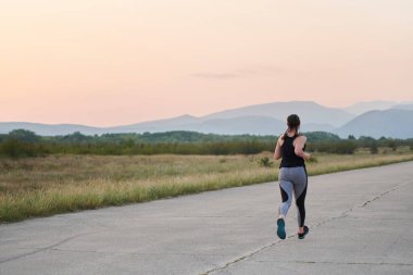 Dayanıklılık ve kararlılığı somutlaştıran tek bir koşucu, sağlıklı bir yaşam tarzını benimserken, yaklaşan maraton müsabakaları için hazırlanarak, coşkuyla fitness hedeflerini takip eder. 
