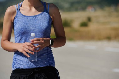 Huzurlu bir sükunet anında, bir sporcu zorlu bir koşuyu tamamladıktan sonra güneşin altında hak ettiği kadar dinlenir.. 
