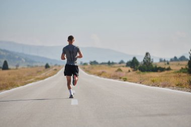 Yüksek motivasyona sahip bir maraton koşucusu, hedeflerine ulaşmak için yanıp tutuşan arzusuyla yaklaşan yarışı için amansız bir şekilde antrenman yaparken kararlılığını sergiliyor.. 