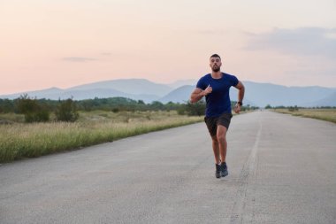 Yüksek motivasyona sahip bir maraton koşucusu, hedeflerine ulaşmak için yanıp tutuşan arzusuyla yaklaşan yarışı için amansız bir şekilde antrenman yaparken kararlılığını sergiliyor.. 