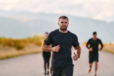 Profesyonel bir atletizm takımı, yaklaşan maratona hazırlanmak için en yüksek performansa koşuyor.. 