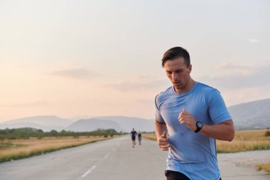 Yüksek motivasyona sahip bir maraton koşucusu, hedeflerine ulaşmak için yanıp tutuşan arzusuyla yaklaşan yarışı için amansız bir şekilde antrenman yaparken kararlılığını sergiliyor.. 