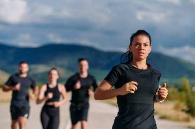 Lider, güneşli bir günde bir grup sporcuya önderlik ediyor, onlara azim ve birlik ile fitness hedeflerine giden yolda ilham veriyor ve yol gösteriyor. 