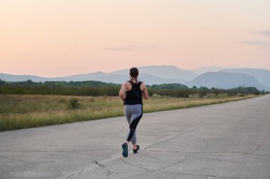 Dayanıklılık ve kararlılığı somutlaştıran tek bir koşucu, sağlıklı bir yaşam tarzını benimserken, yaklaşan maraton müsabakaları için hazırlanarak, coşkuyla fitness hedeflerini takip eder. 