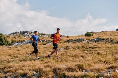  Canlandırıcı bir sabah koşusu sırasında çift zorlu dağ patikalarını fethetti..