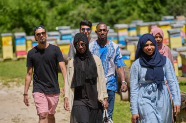 Çeşitli genç arkadaşlar ve girişimciler kırsal kesimin doğal ortamında küçük bal üretim şirketlerini araştırıyorlar.