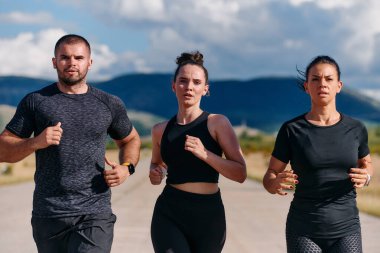 Profesyonel bir atletizm takımı, yaklaşan maratona hazırlanmak için en yüksek performansa koşuyor.. 