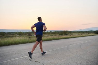 Yüksek motivasyona sahip bir maraton koşucusu, hedeflerine ulaşmak için yanıp tutuşan arzusuyla yaklaşan yarışı için amansız bir şekilde antrenman yaparken kararlılığını sergiliyor.. 