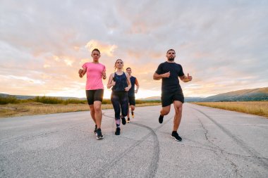 Profesyonel bir atletizm takımı, yaklaşan maratona hazırlanmak için en yüksek performansa koşuyor.. 