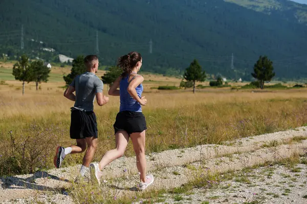 Açık havada koşan canlı bir çift atletizm ve romantizmin özünü somutlaştırıyor. Kendine güvenen adımları gelecekteki maratona ortak bir bağlılığı ve hazırlığı yansıtıyor.