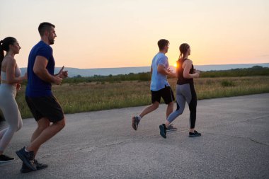 Çeşitli koşuculardan oluşan bir grup, yaklaşan bir yarışma için, gün batımının nefes kesen arka planına karşı birlikte antrenman yaparken, birbirlerinde motivasyon ve ilham buluyor.. 