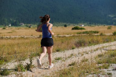 Dayanıklılık ve kararlılığı somutlaştıran tek bir koşucu, sağlıklı bir yaşam tarzını benimserken, yaklaşan maraton müsabakaları için hazırlanarak, coşkuyla fitness hedeflerini takip eder. 