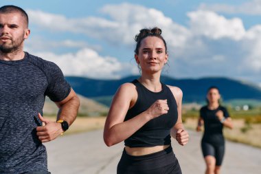 Profesyonel bir atletizm takımı, yaklaşan maratona hazırlanmak için en yüksek performansa koşuyor.. 