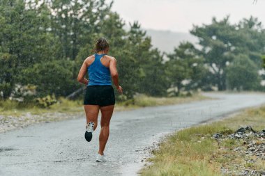 Yağmurlu ya da güneşli, kendini antrenmanlara adamış bir kadın gözlerini bitiş çizgisine dikti.. 