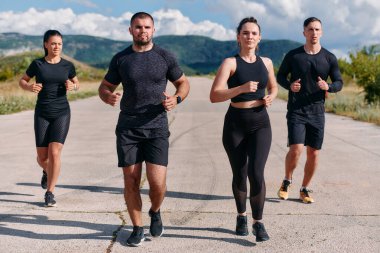 Profesyonel bir atletizm takımı, yaklaşan maratona hazırlanmak için en yüksek performansa koşuyor.. 