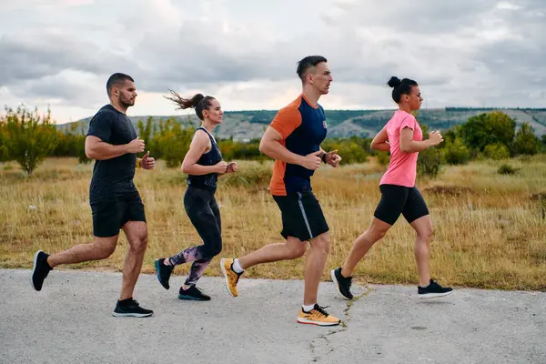 Profesyonel bir atletizm takımı, yaklaşan maratona hazırlanmak için en yüksek performansa koşuyor.. 