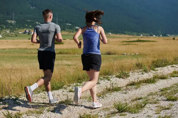 Açık havada koşan canlı bir çift atletizm ve romantizmin özünü somutlaştırıyor. Kendine güvenen adımları gelecekteki maratona ortak bir bağlılığı ve hazırlığı yansıtıyor.
