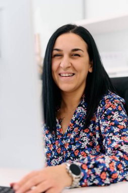 Özel bir çağrı merkezi ajanı olarak istisnai müşteri hizmetleri bilgisayar tabanlı iletişim yoluyla müşterilere etkili bir şekilde yardımcı olur, tatmin ve çözünürlük sağlar. 