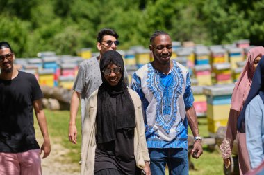 Çeşitli genç arkadaşlar ve girişimciler kırsal kesimin doğal ortamında küçük bal üretim şirketlerini araştırıyorlar.