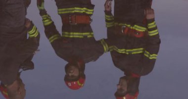Sudaki yansıma gösteriyor ki, özel donanımlı itfaiyecilerden oluşan bir ekip zor durumdaki insanları kurtarmak için yüksek riskli ve hayat kurtaran bir göreve çıkıyor.