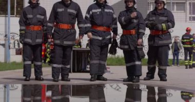 Özel giyimli ve gelişmiş ekipmanlarla donatılmış özel bir itfaiye birimi tehlikeli bir yangın söndürme görevine çıkıyor.