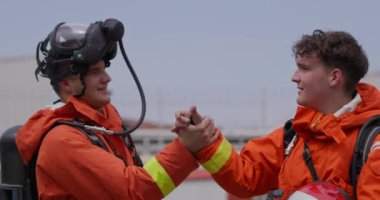 İtfaiyecilerden oluşan bir ekip, başarılı bir operasyondan sonra bu kahramanlar arasındaki güçlü bağı ve dostluğu göstermek ve sevinç ve rahatlama duygularını paylaşmak için bir araya geliyor.. 