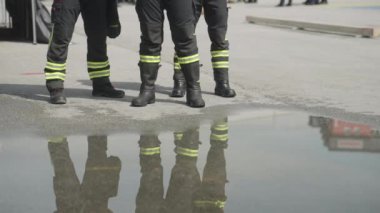 Özel giyimli ve gelişmiş ekipmanlarla donatılmış özel bir itfaiye birimi tehlikeli bir yangın söndürme görevine çıkıyor.
