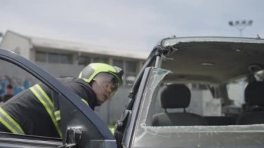 Özel aletlerle donatılmış cesur bir itfaiyeci, bir araba kazasında sıkışan insanları kahramanca kurtarır. Hayati tehlikesi olan bir acil durum karşısında dikkat çekici bir hassasiyet ve cesaret gösterir.