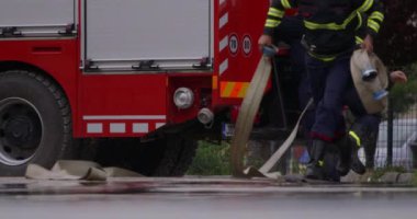 İtfaiyecilerden oluşan özel bir ekip bir itfaiye aracından hortumları alıyor ve tehlikeli bir tehlikeyle mücadele etmedeki cesaret ve profesyonel uzmanlıklarını sergileyerek, yanan bir yangını söndürmek için tehlikeli bir göreve çıkıyorlar.