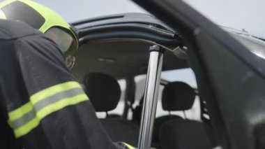 Özel aletlerle donatılmış cesur bir itfaiyeci, bir araba kazasında sıkışan insanları kahramanca kurtarır. Hayati tehlikesi olan bir acil durum karşısında dikkat çekici bir hassasiyet ve cesaret gösterir.