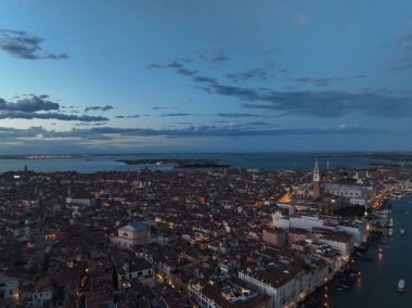 Venedik panoramik şehir simgesi, gün batımı veya gece, Piazza San Marco 'nun havadan görünüşü veya St. Mark Meydanı, Campanile ve Ducale veya Doge Sarayı. İtalya