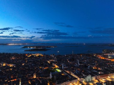 Venedik panoramik şehir simgesi, gün batımı veya gece, Piazza San Marco 'nun havadan görünüşü veya St. Mark Meydanı, Campanile ve Ducale veya Doge Sarayı. İtalya