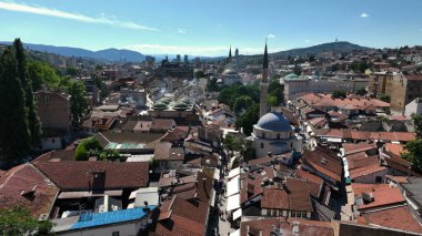 Saraybosna Ulusal Kütüphanesi, tarihi eski belediye binasının hava aracı görüntüsü, kültür mirasının birlikte var olduğu zengin Bosna-Hersek kenti.