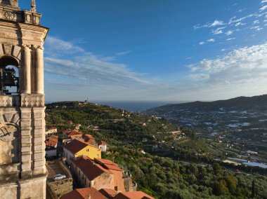 Manarola Köyü Cinque Terre Sahil İtalya. Liguria 'nın renkli kasabası beş Cinque Terre' den biri. Ulusal Park Cinque Terre 'deki Manarola geleneksel İtalyan köyü. Kayaların üzerinde renkli evler var.