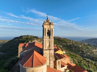 Riomaggiore 'un hava aracı manzarası, İtalya Renkli Uçurum Kasabası ünlü Cinque Terre' nin sahil dağı, Liguria, Kuzey İtalya yaz günü Tyrhenian Denizi 'nde. Sahil yolculuğu köyü.. 