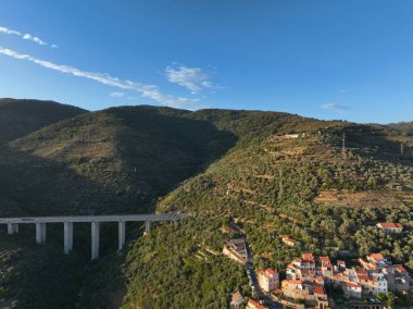 İtalyan dağındaki karayolu köprüsünde hava manzarası. Güzel günbatımı ve arka planda ünlü İtalyan sahili. Sinematik Drone bakış açısı ulaşım konsepti. Çekim ayarlanıyor.