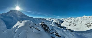 Tignes, Valdisere Fransa 'da kar ile kaplı kayak tabancaları ve yamaçlarının kış drone çekimi. Güneşli bir günde Alpler 'in panoramik manzarası güzel bir kayak kaldırışı snowboard ve kayak merkezlerinde