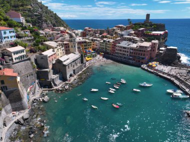 Manarola Köyü Cinque Terre Sahil İtalya. Liguria 'nın renkli kasabası beş Cinque Terre' den biri. Ulusal Park Cinque Terre 'deki Manarola geleneksel İtalyan köyü. Kayaların üzerinde renkli evler var.