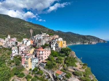 Manarola Köyü Cinque Terre Sahil İtalya. Liguria 'nın renkli kasabası beş Cinque Terre' den biri. Ulusal Park Cinque Terre 'deki Manarola geleneksel İtalyan köyü. Kayaların üzerinde renkli evler var.