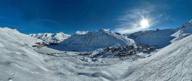 Tignes, Valdisere Fransa 'da kar ile kaplı kayak tabancaları ve yamaçlarının kış drone çekimi. Güneşli bir günde Alpler 'in panoramik manzarası güzel bir kayak kaldırışı snowboard ve kayak merkezlerinde