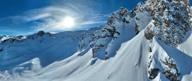 Tignes, Valdisere Fransa 'da kar ile kaplı kayak tabancaları ve yamaçlarının kış drone çekimi. Güneşli bir günde Alpler 'in panoramik manzarası güzel bir kayak kaldırışı snowboard ve kayak merkezlerinde