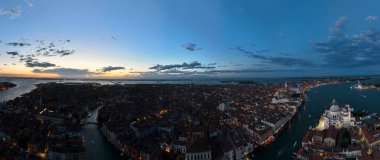 Venedik panoramik şehir simgesi, gün batımı veya gece, Piazza San Marco 'nun havadan görünüşü veya St. Mark Meydanı, Campanile ve Ducale veya Doge Sarayı. İtalya