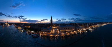Venedik panoramik şehir simgesi, gün batımı veya gece, Piazza San Marco 'nun havadan görünüşü veya St. Mark Meydanı, Campanile ve Ducale veya Doge Sarayı. İtalya