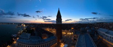 Venedik panoramik şehir simgesi, gün batımı veya gece, Piazza San Marco 'nun havadan görünüşü veya St. Mark Meydanı, Campanile ve Ducale veya Doge Sarayı. İtalya