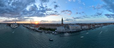 Venedik panoramik şehir simgesi, gün batımı veya gece, Piazza San Marco 'nun havadan görünüşü veya St. Mark Meydanı, Campanile ve Ducale veya Doge Sarayı. İtalya