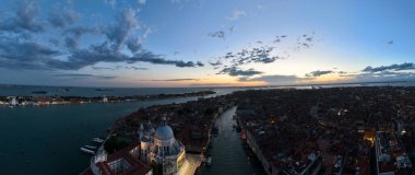 Venedik panoramik şehir simgesi, gün batımı veya gece, Piazza San Marco 'nun havadan görünüşü veya St. Mark Meydanı, Campanile ve Ducale veya Doge Sarayı. İtalya