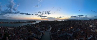 Venedik panoramik şehir simgesi, gün batımı veya gece, Piazza San Marco 'nun havadan görünüşü veya St. Mark Meydanı, Campanile ve Ducale veya Doge Sarayı. İtalya